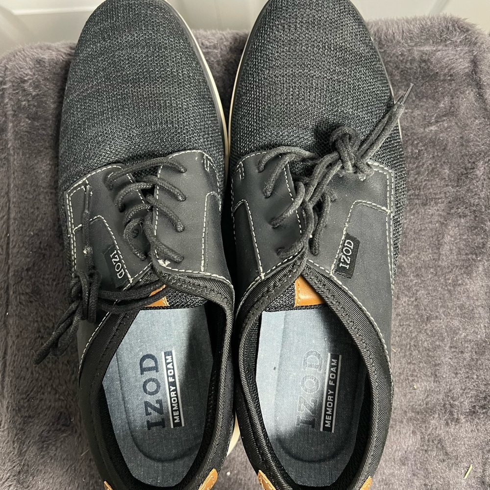 Izod Men's Black and Tan Sneakers